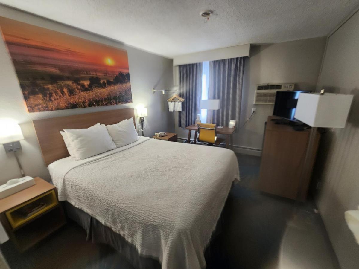 Days By Wyndham Airport Hotel