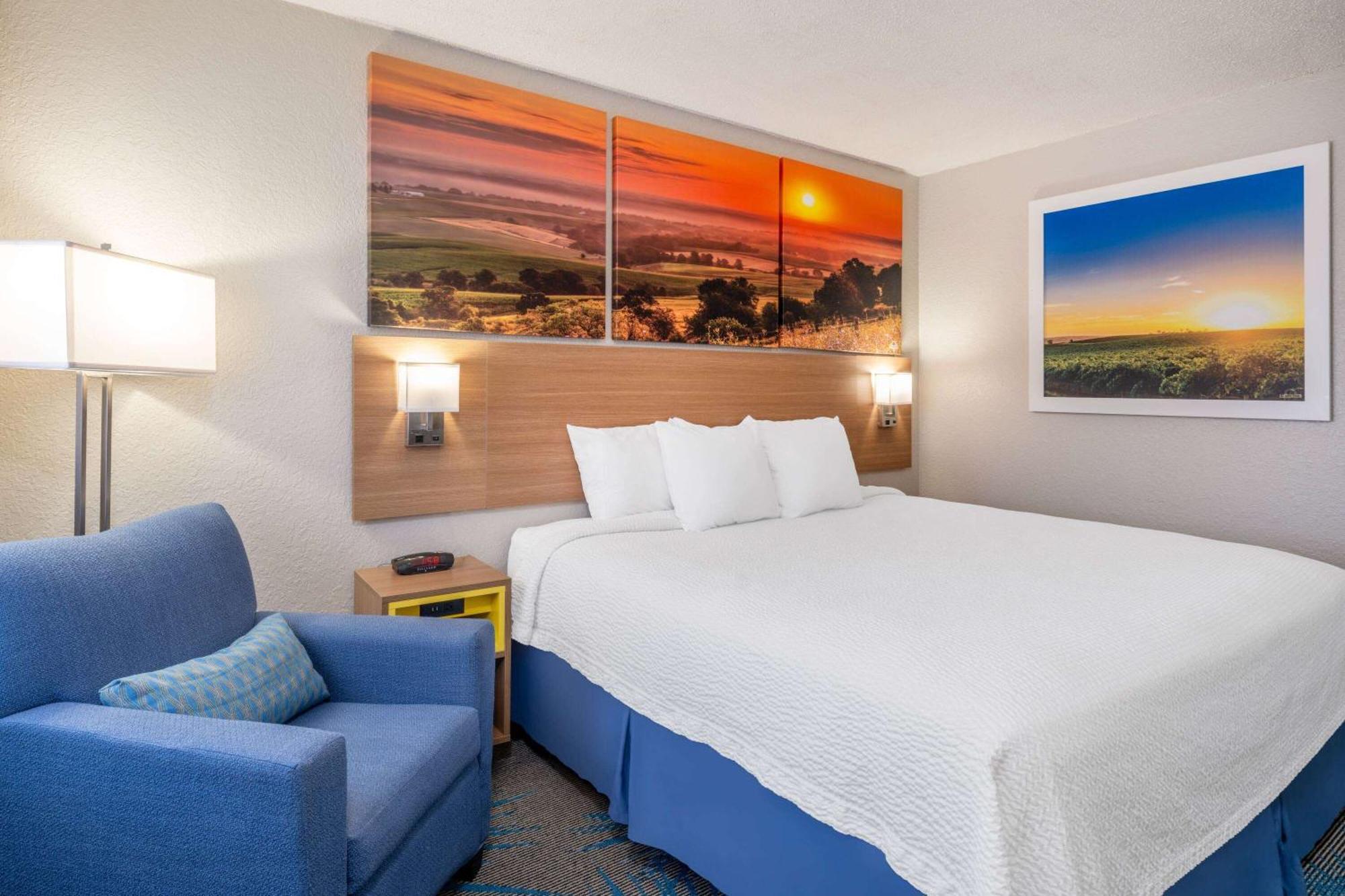 Days By Wyndham Airport Sioux Falls