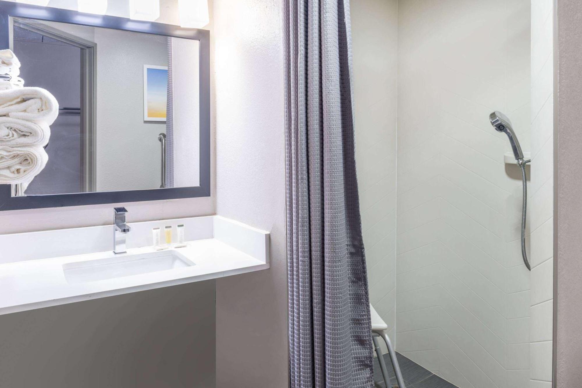 Days By Wyndham Airport Hotel 2*