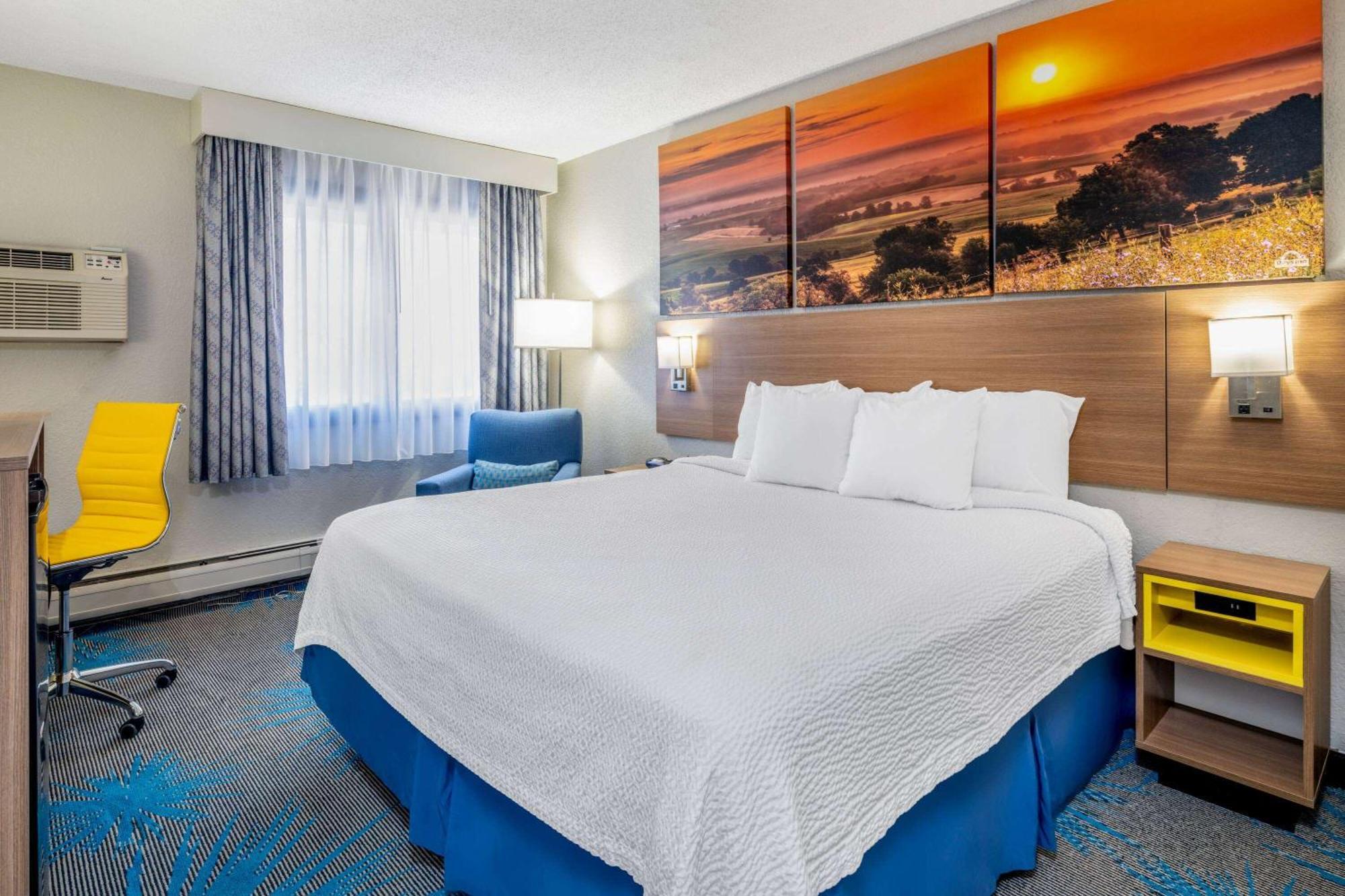 Days By Wyndham Airport Sioux Falls